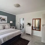 Crinum House And Cottages In Bloubergstrand