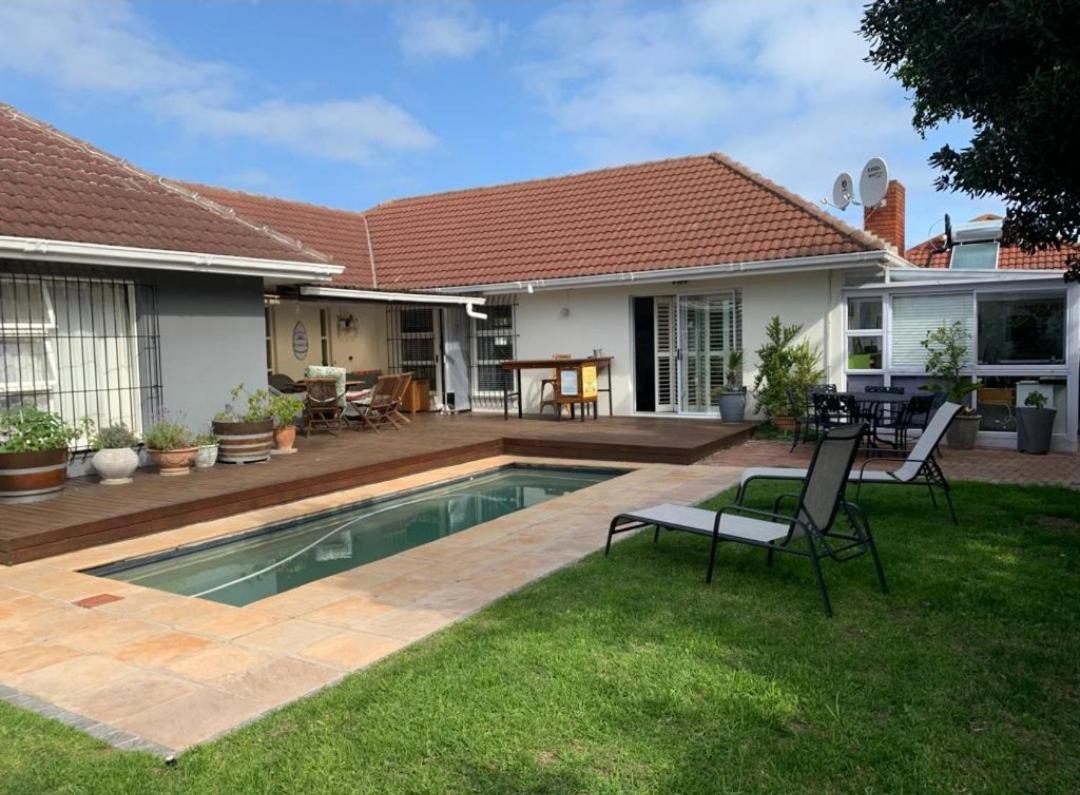 Crinum House And In Bloubergstrand Holiday home *