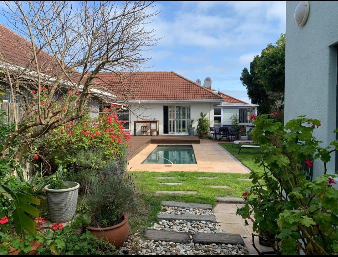 Crinum House And In Bloubergstrand Holiday home