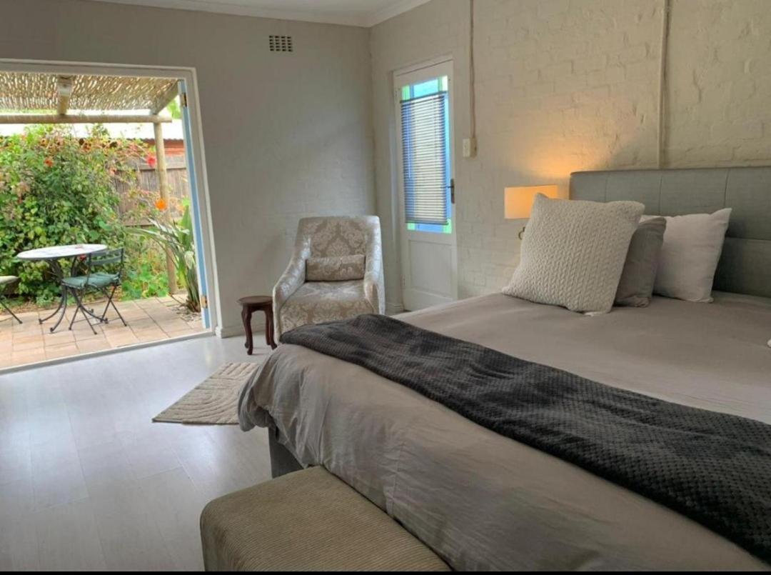 Crinum House And In Bloubergstrand *
